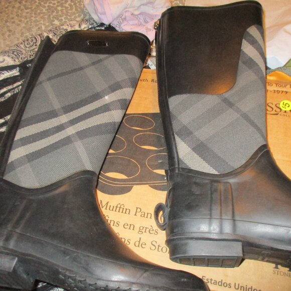 new burberry rain boots black and gray zippers up back 7  38 - Picture 7 of 9